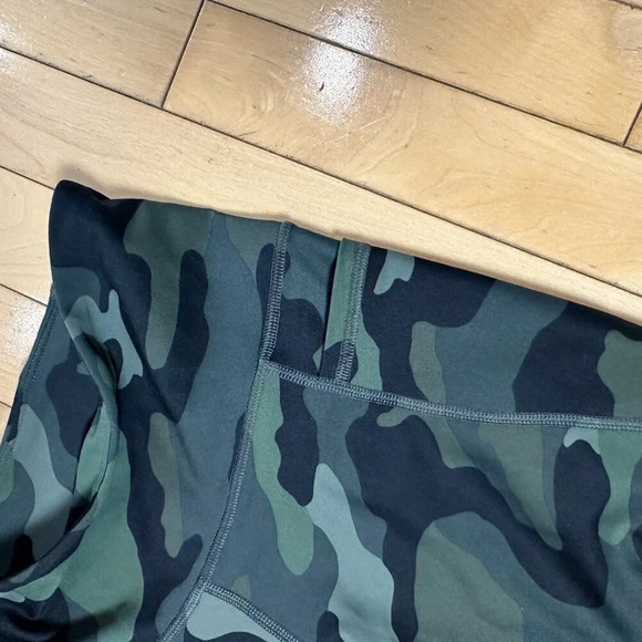 OLD NAVY Active PowerSoft Green Camo Biker Shorts size Small - Picture 3 of 6